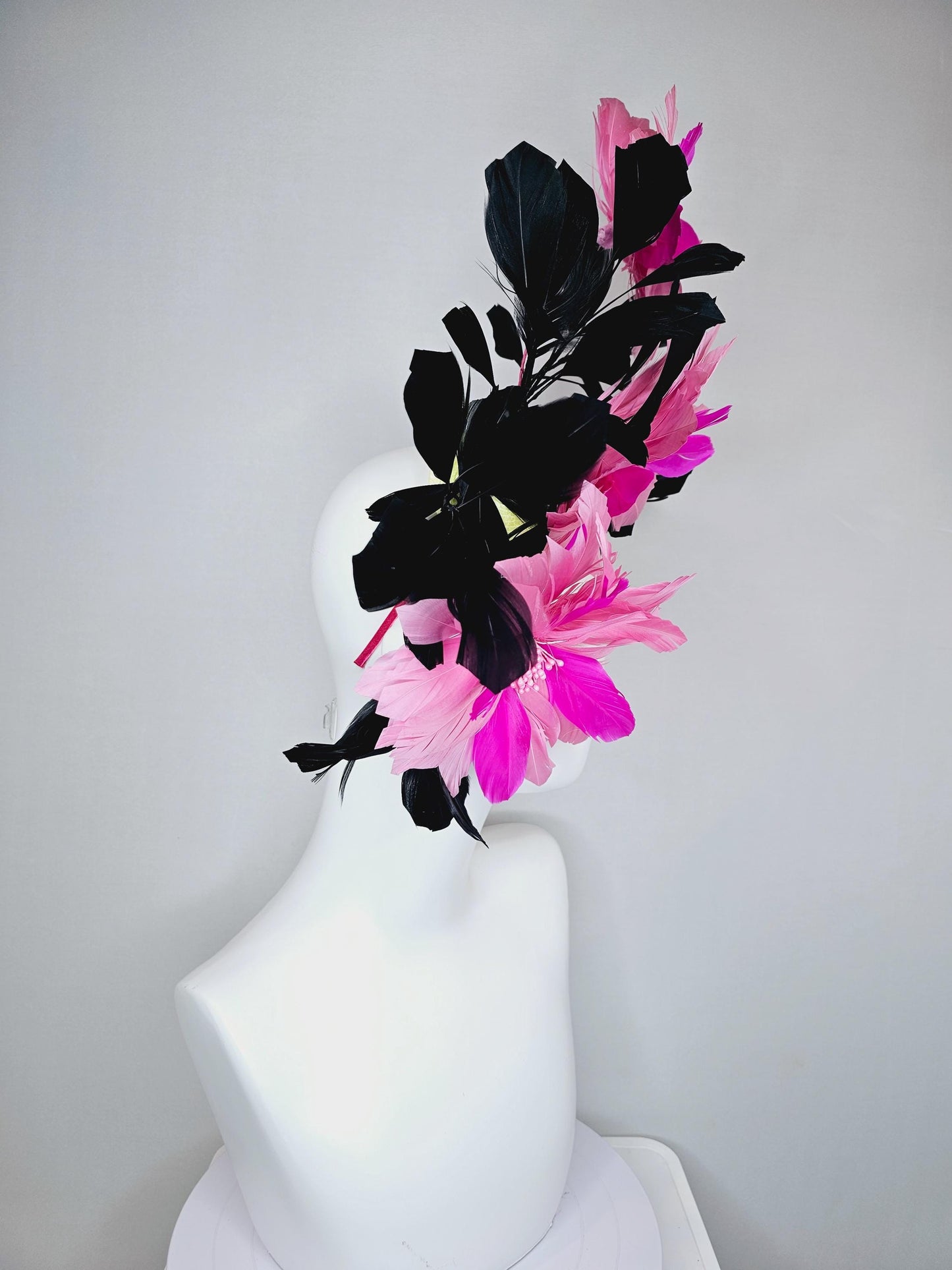 kentucky derby hat fascinator with large light pink bright fuchsia pink feather flowers and black branching feathers